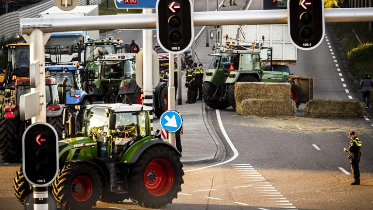 Bauernproteste in den Niederlanden: Seit Tagen sind die Landwirte wegen Auflagen zur Reduzierung des Stickstoff-Ausstoßes verärgert.