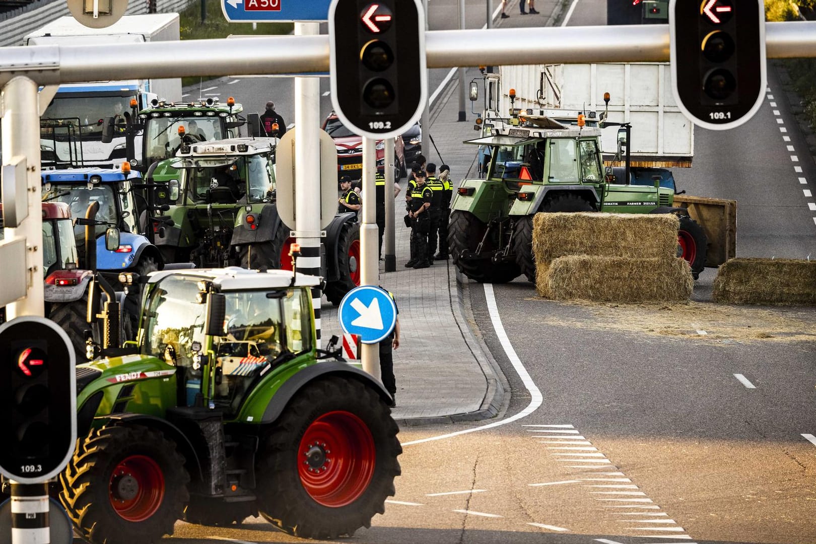 Bauernproteste in den Niederlanden: Seit Tagen sind die Landwirte wegen Auflagen zur Reduzierung des Stickstoff-Ausstoßes verärgert.