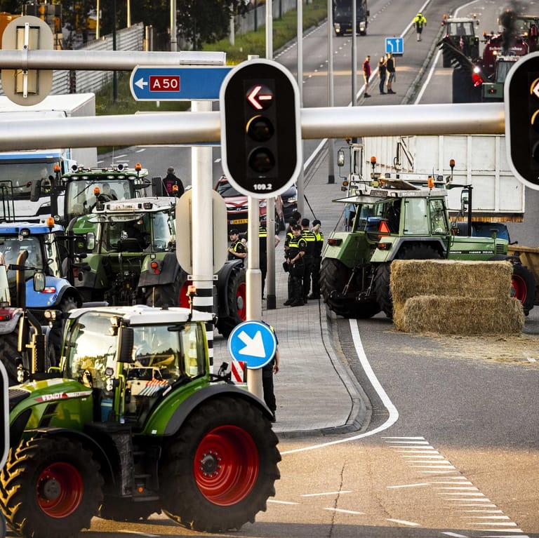 Bauernproteste in den Niederlanden: Seit Tagen sind die Landwirte wegen Auflagen zur Reduzierung des Stickstoff-Ausstoßes verärgert.