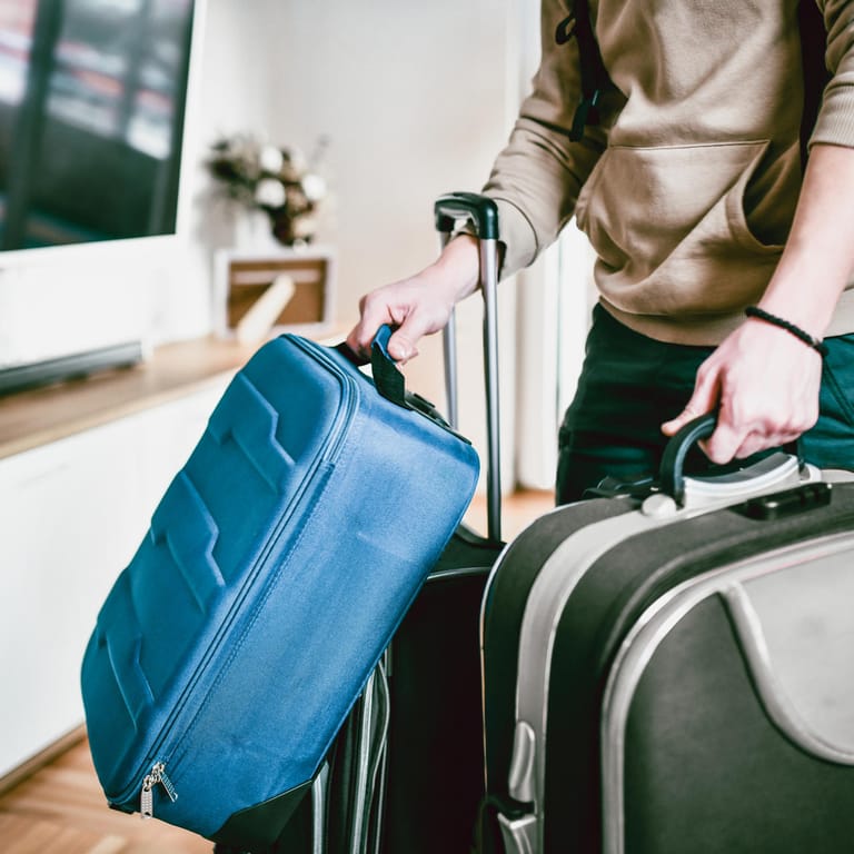 Schwer schleppen muss nicht sein: Man kann sein Gepäck in den Urlaub auch einfach vorreisen lassen.