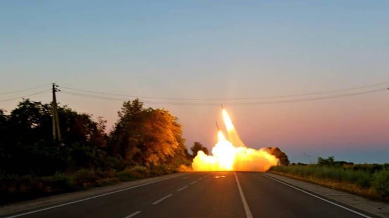Das Bild, bereitgestellt vom ukrainischen Militär, soll das Abfeuern der HIMARS-Raketenwerfer in der ukrainischen Region Saporischschja zeigen.