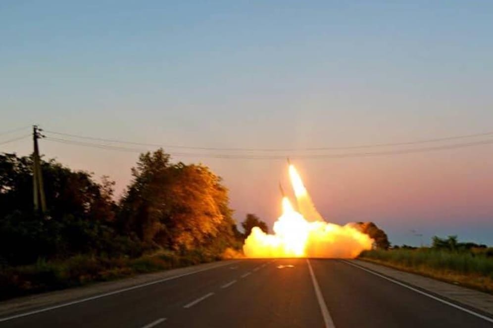 Das Bild, bereitgestellt vom ukrainischen Militär, soll das Abfeuern der HIMARS-Raketenwerfer in der ukrainischen Region Saporischschja zeigen.