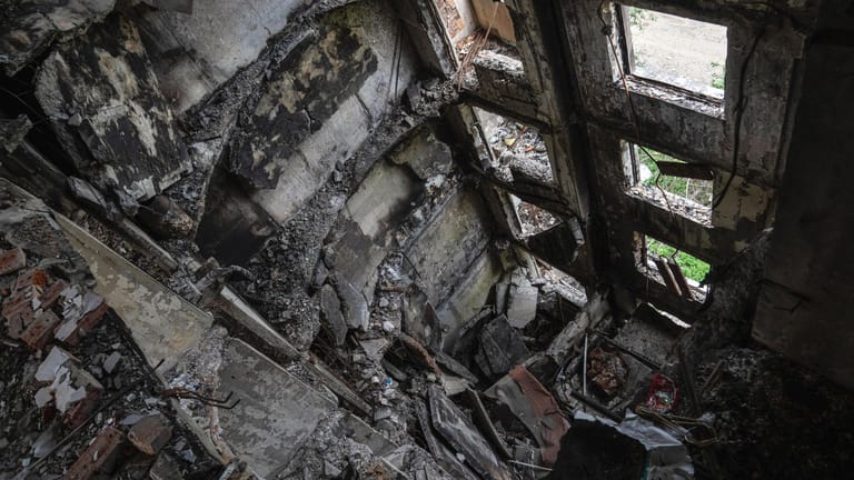 Mehrere Etagen eines Wohnhauses in Charkiw sind nach Beschuss des russischen Militärs zerstört.