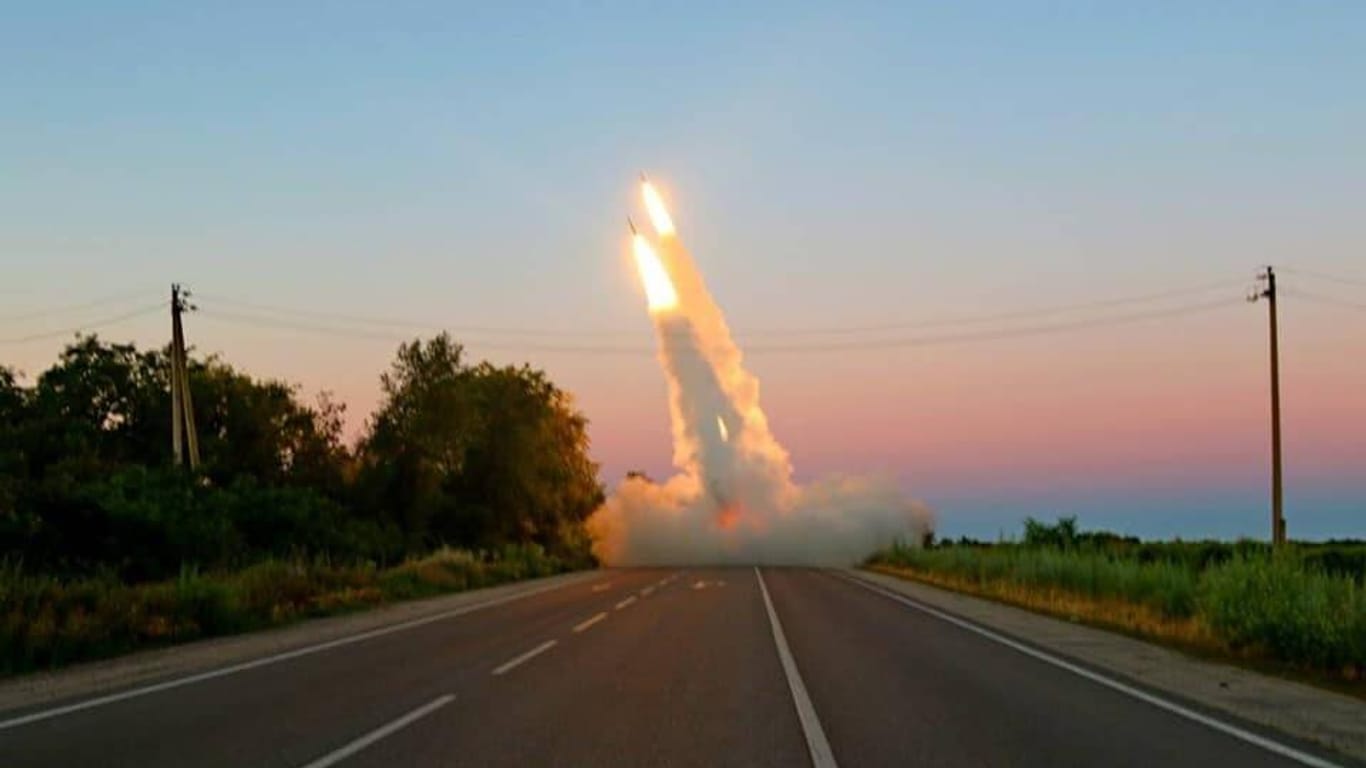 Ukrainische Streitkräfte feuern eine Rakete aus einem von den USA gelieferten HIMARS-Raketenwerfer ab.