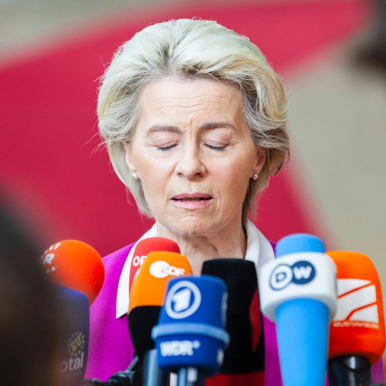 EU-Kommissionspräsidentin Ursula von der Leyen bei einer Pressekonferenz: Die Idee ihrer Behörde, Gas- und Atomkraftinvestitionen für grün zu erklären, hat es durch das Europaparlament geschafft.