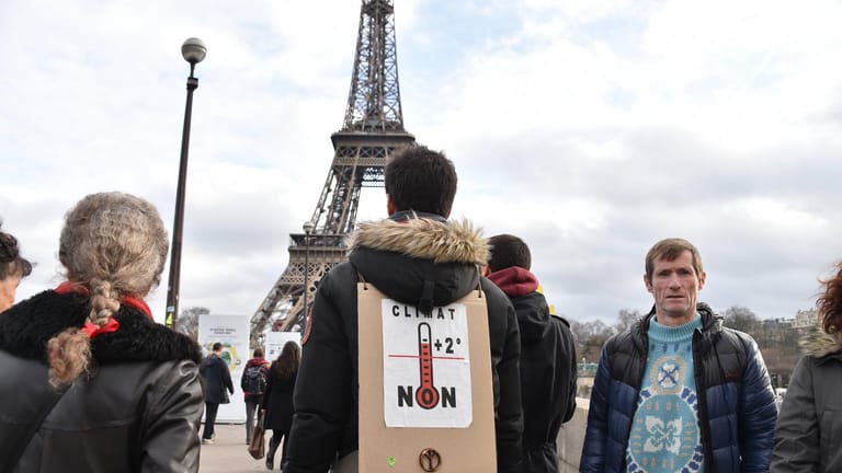 Klimademonstranten vor dem Eiffelturm anlässlich der Weltklimakonferenz 2015: Zum UN-Klimaziel, die Erderhitzung deutlich unter 2 Grad Celsius zu stoppen, bekennt sich auch die EU.