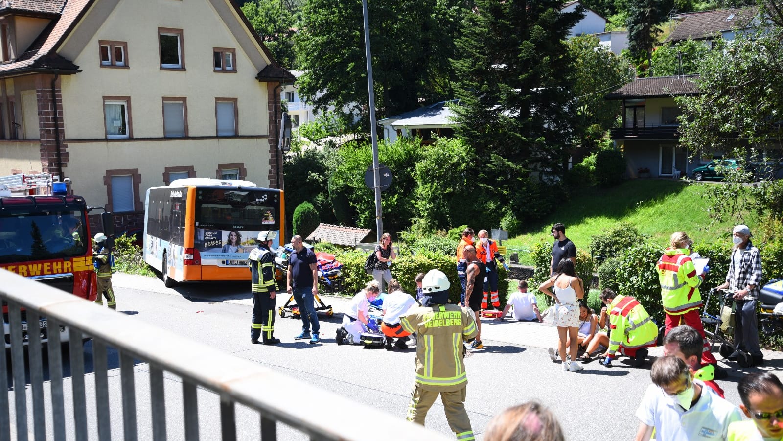 Einsatzkräfte versorgen Verletzte nach dem Unfall: Wie schwer und wie viele Menschen verletzt wurden, konnte die Polizei zunächst nicht sagen.
