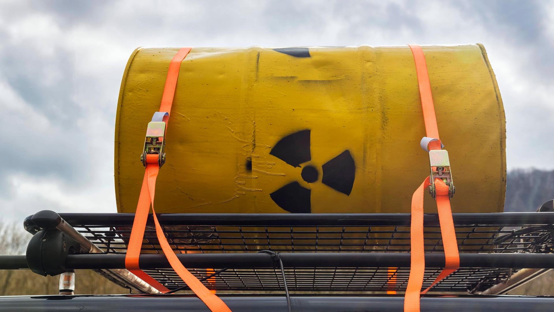 Ein Metallfass bei einer Demonstration vor dem ehemaligen Kernkraftwerk Würgassen: Investitionen in Gas- und Atomkraftprojekte gelten in der EU demnächst als nachhaltig.