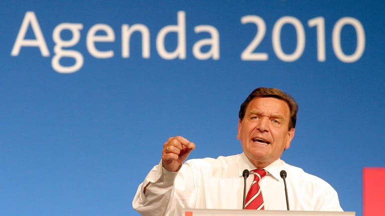 Unter der Regierung von Altkanzler Gerhard Schröder wurde die Agenda 2010 eingeführt, mit der vor allem Arbeitslosengeld II verbunden wird. (Archivbild vom April 2003)