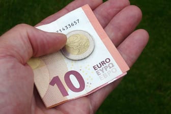 Euroschein und Münzen: Die Gemeinschaftswährung ist unter Druck.