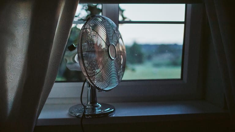 Ventilator: Stellen Sie das Gerät erst spät abends oder früh morgens auf das Fensterbrett.