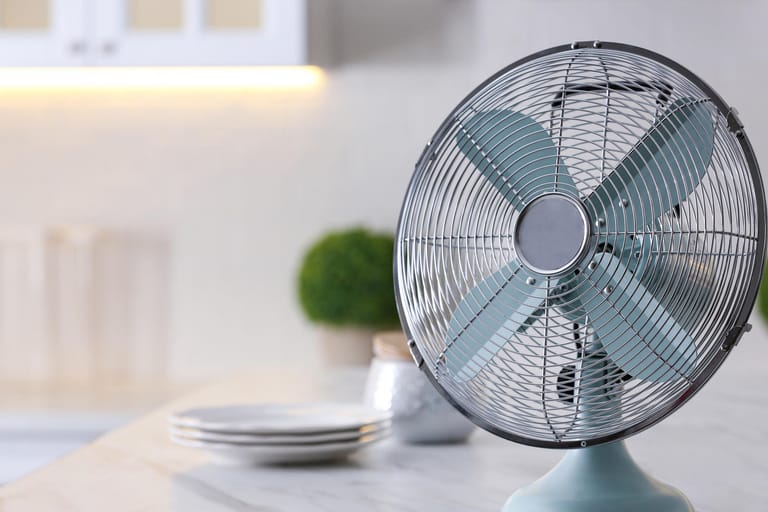 Abkühlung: Der Ventilator sollte leicht geneigt sein, sodass er die kühle Luft von unten nach oben bewegt.