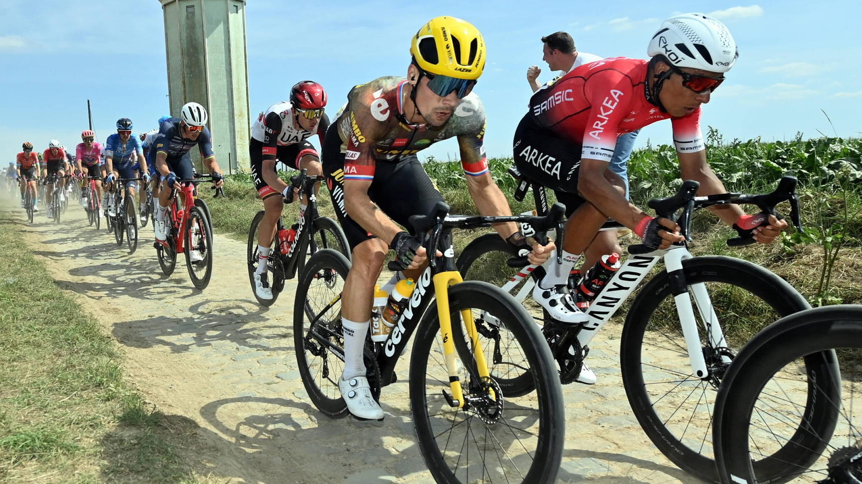 Harter Tag in der "Hölle des Nordens": Primož Roglič (vo.) kugelte sich auf der fünften Tour-Etappe, die Teile des Klassikers Paris–Roubaix enthielt, die Schulter aus.