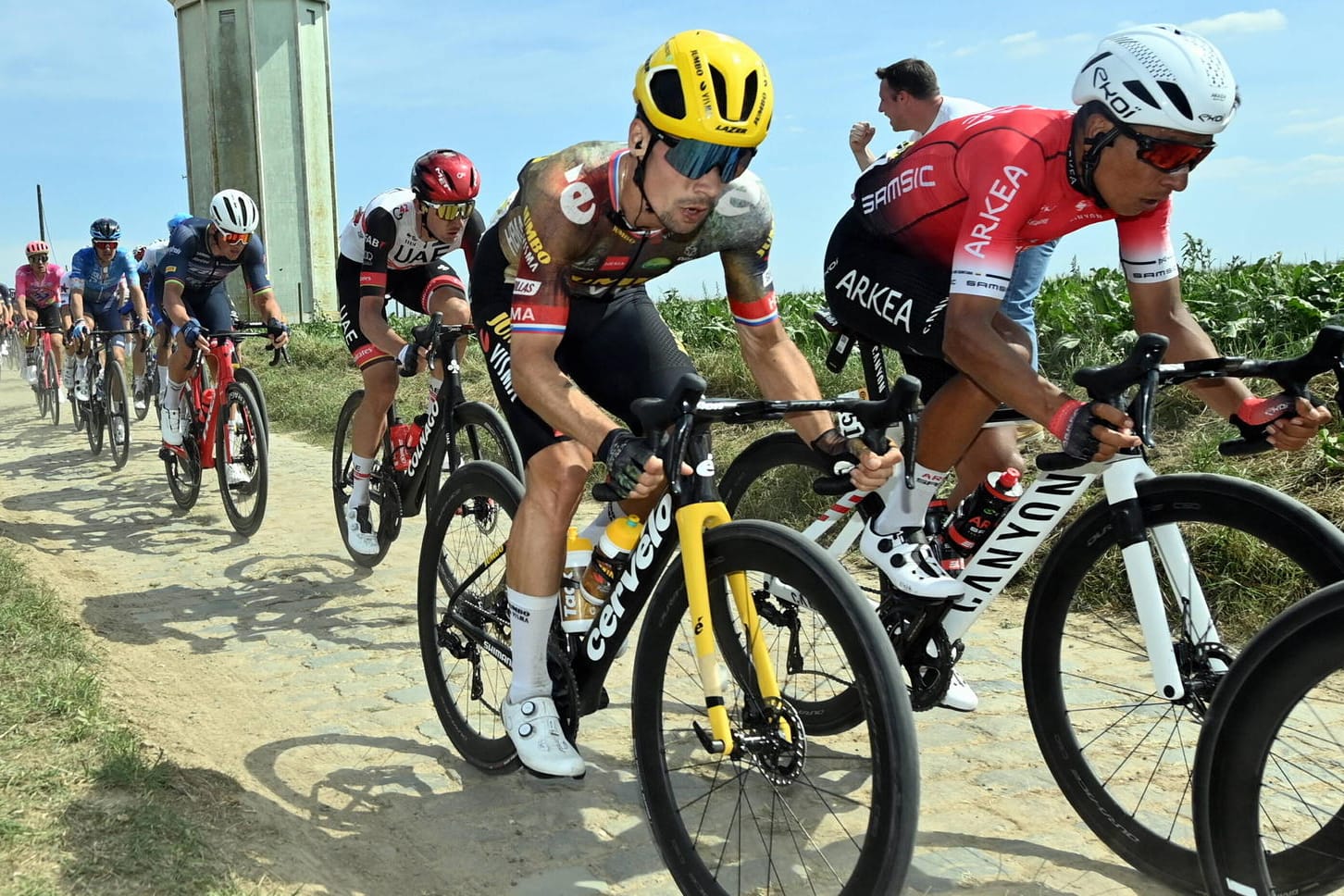 Harter Tag in der "Hölle des Nordens": Primož Roglič (vo.) kugelte sich auf der fünften Tour-Etappe, die Teile des Klassikers Paris–Roubaix enthielt, die Schulter aus.