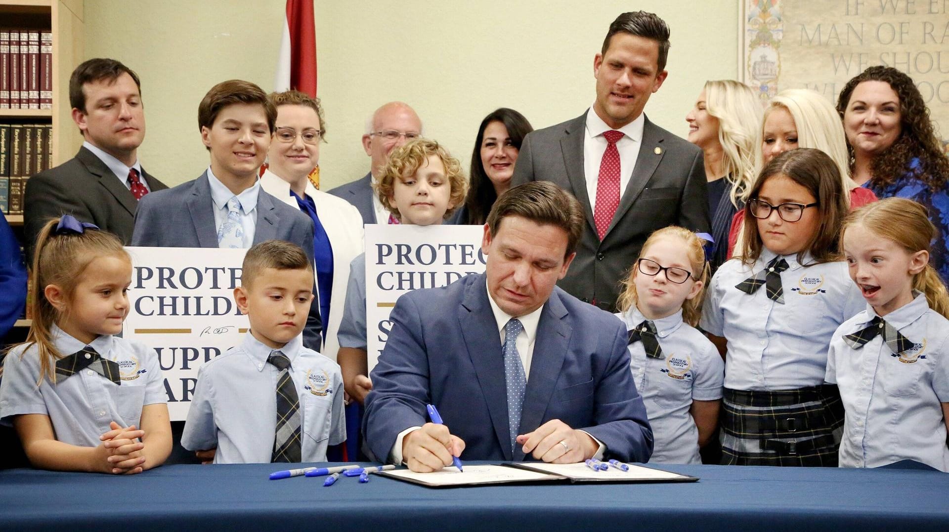 "Don't say gay": Ron DeSantis beim Unterzeichnen eines umstrittenen Schulgesetzes