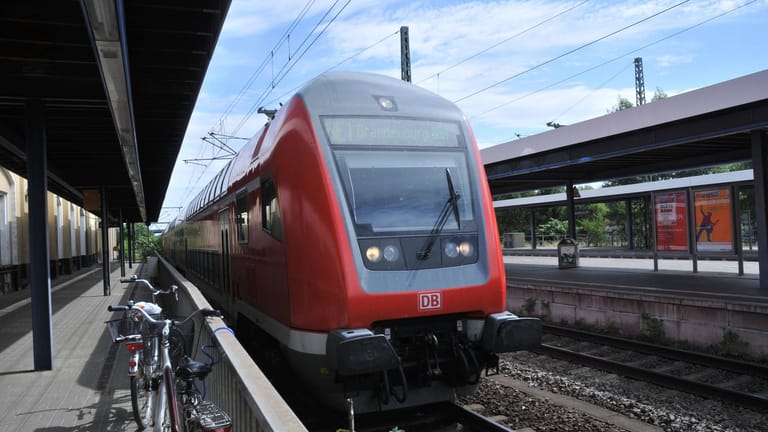 Eine Regionalbahn im Bahnhof in Brandenburg (Symbolbild): Ein Mann hat versucht, auf den Puffern stehend zu reisen.