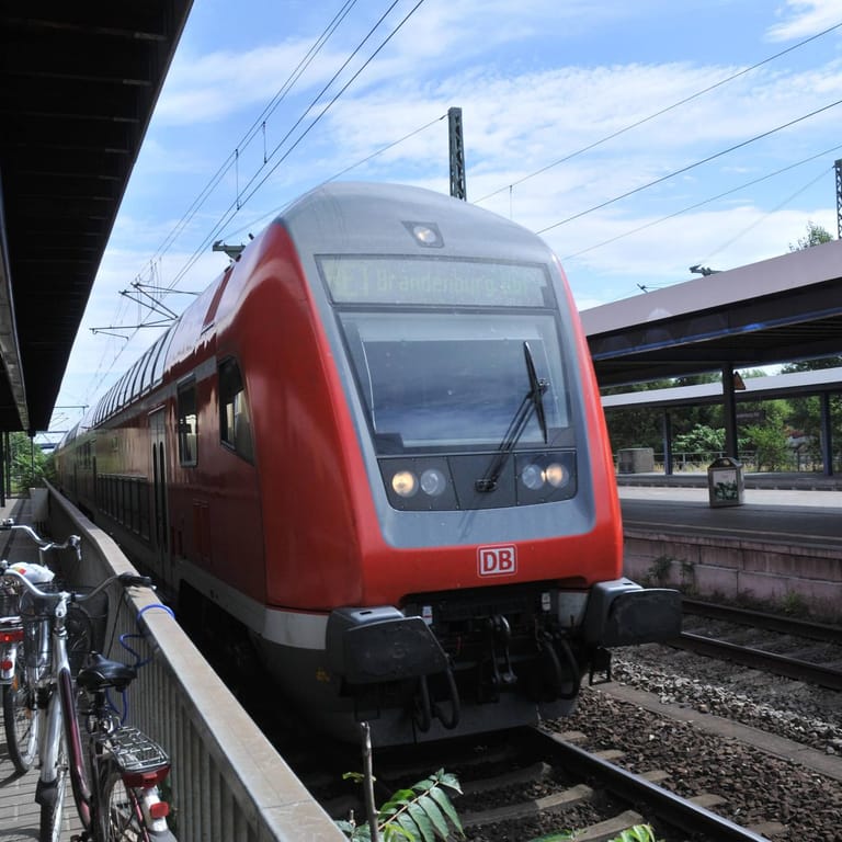 Eine Regionalbahn im Bahnhof in Brandenburg (Symbolbild): Ein Mann hat versucht, auf den Puffern stehend zu reisen.