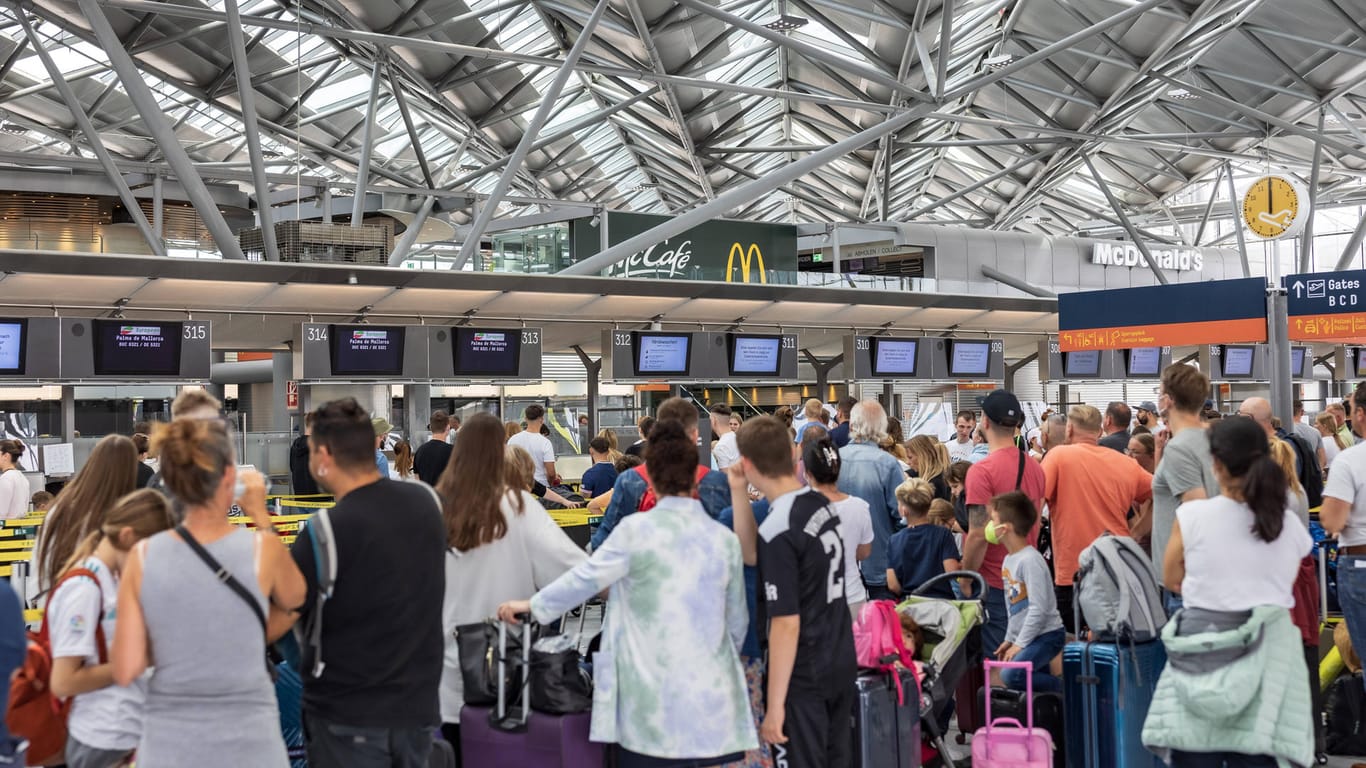 Ein überfüllter Check-in-Schalter am Flughafen Köln-Bonn: Im Sommer warteten Reisende mehrere Stunden auf ihren Flug – oder strandeten sogar.