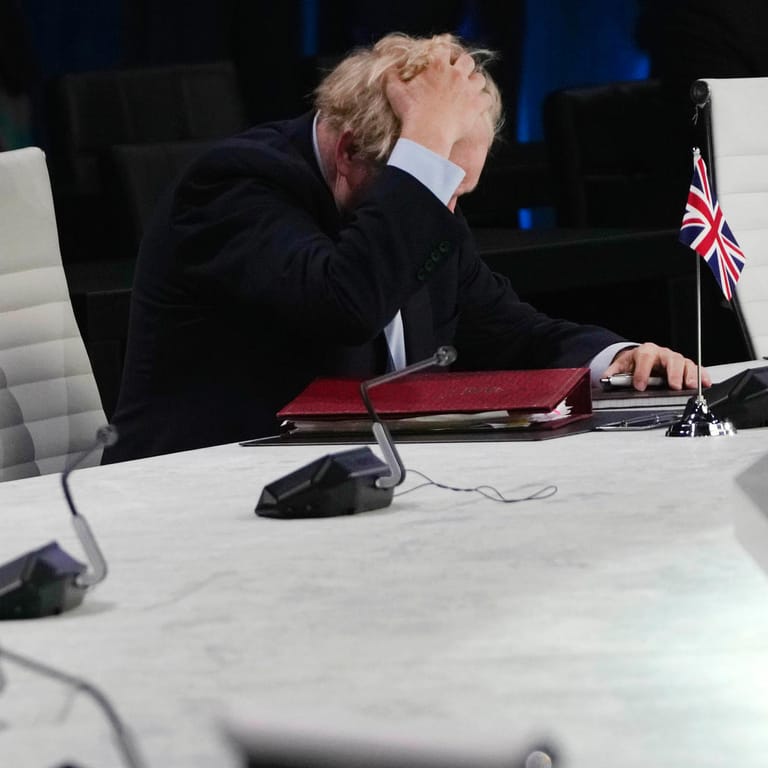 Boris Johnson beim Nato-Gipfel in Madrid: Der britische Premier kämpft um seinen Posten.