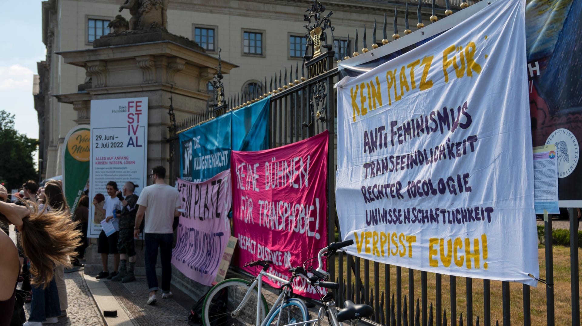 Demonstration gegen den Vortrag einer Biologin an der Humboldt-Universität Berlin.