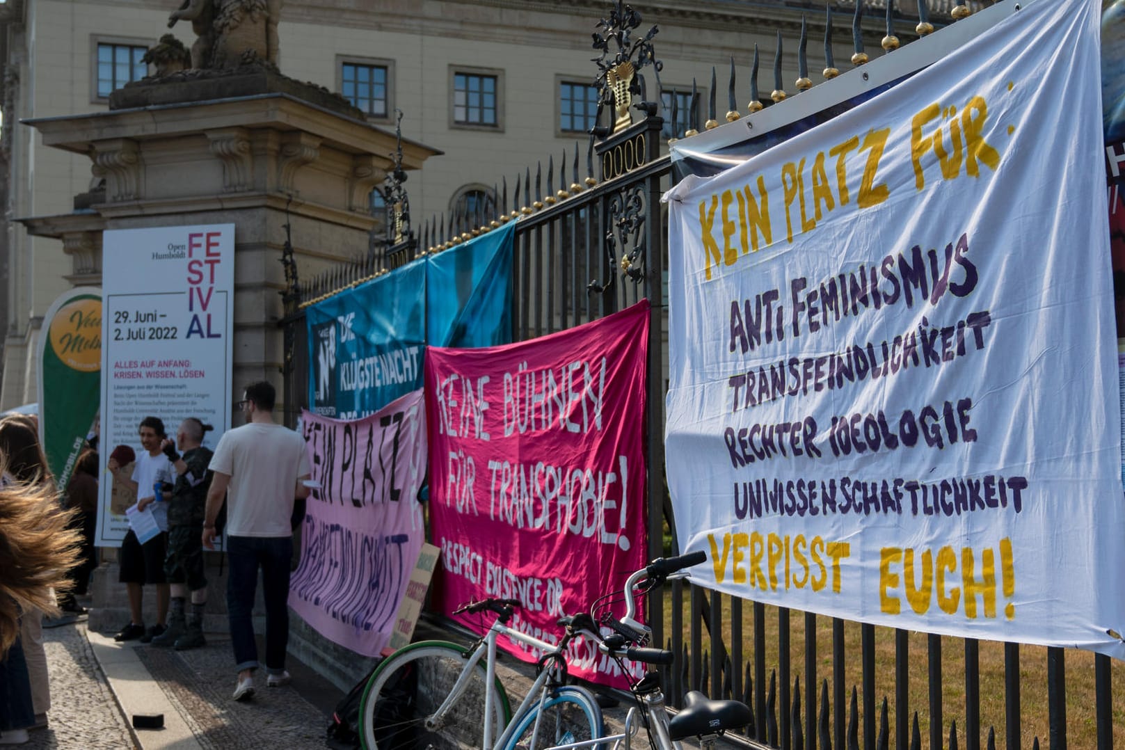 Demonstration gegen den Vortrag einer Biologin an der Humboldt-Universität Berlin.