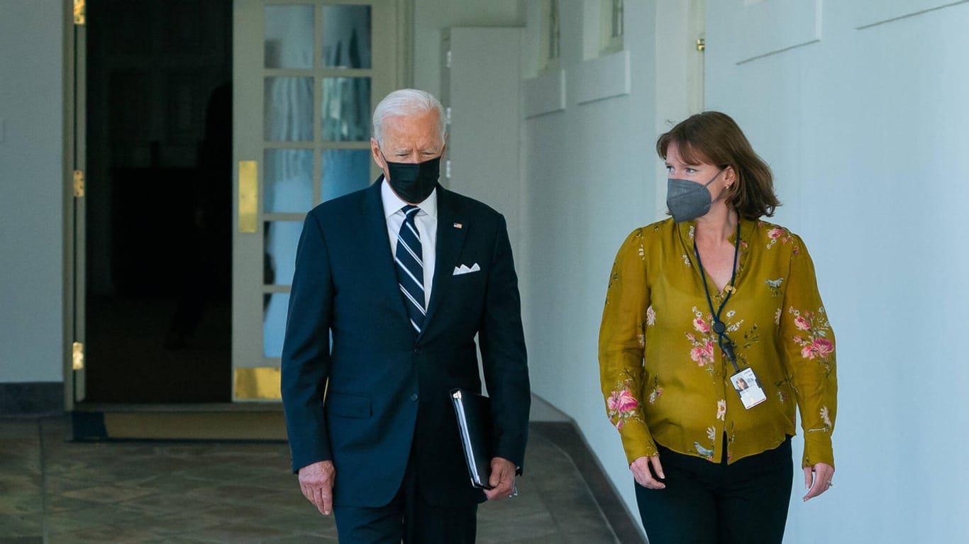 Joe Biden und Kate Bedingfield gehen am Weißen Haus entlang (Archivbild): Die Kommunikationsdirektorin hat jetzt gekündigt.