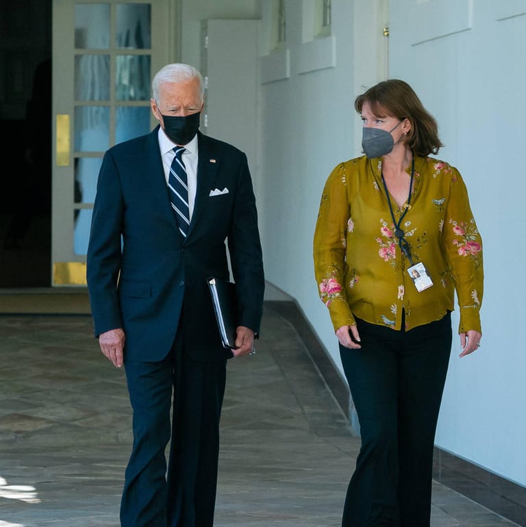 Joe Biden und Kate Bedingfield gehen am Weißen Haus entlang (Archivbild): Die Kommunikationsdirektorin hat jetzt gekündigt.
