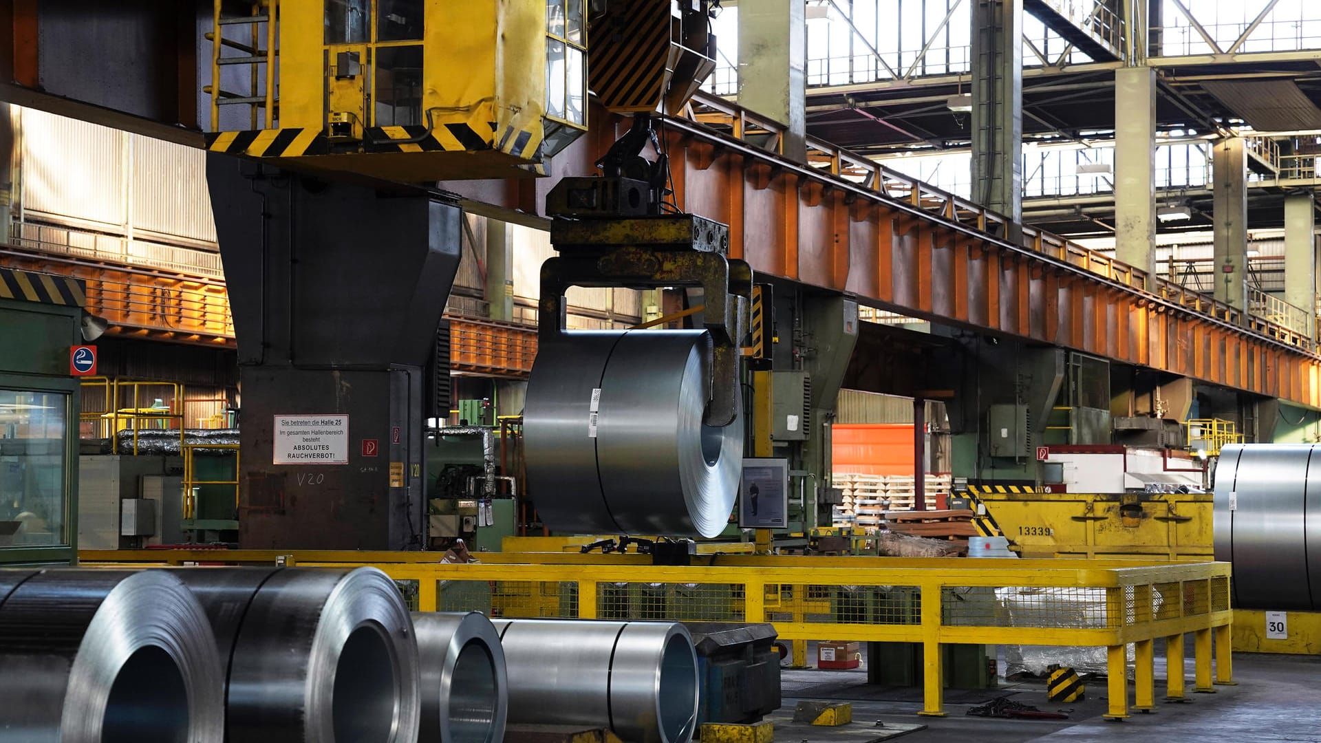 Thyssenkrupp Stahlwerk in Duisburg (Symbolbild): Die Industrieproduktion ist leicht gestiegen, aber Experten hatten sogar mit größerem Wachstum gerechnet. Thyssenkrupp Stahlwerk in Duisburg (Symbolbild): Die Industrieproduktion ist leicht gestiegen, aber Experten hatten sogar mit größerem Wachstum gerechnet.
