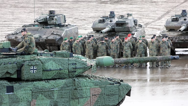 Soldaten und Panzer auf dem Truppenübungsplatz Munster: Das langsame Beschaffungswesen der Bundeswehr ist berüchtigt.