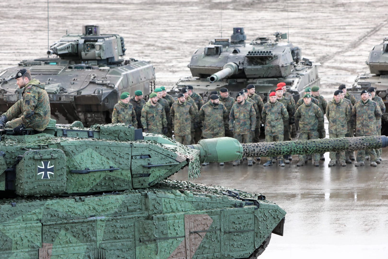 Soldaten und Panzer auf dem Truppenübungsplatz Munster: Das langsame Beschaffungswesen der Bundeswehr ist berüchtigt.