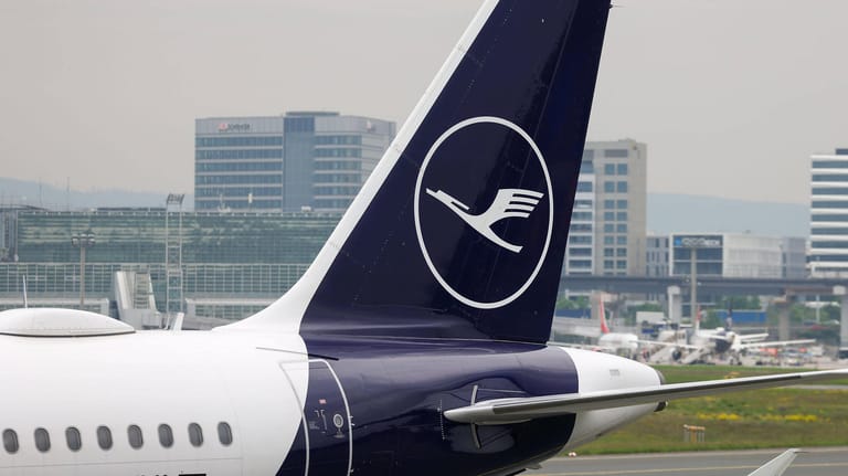 Lufthansa Flugzeug (Symbolbild): Den Wirtschaftsstabilisierungsfonds (WSF) der Bundesrepublik Deutschland hat Kühne als größten Anteilseigner abgelöst.