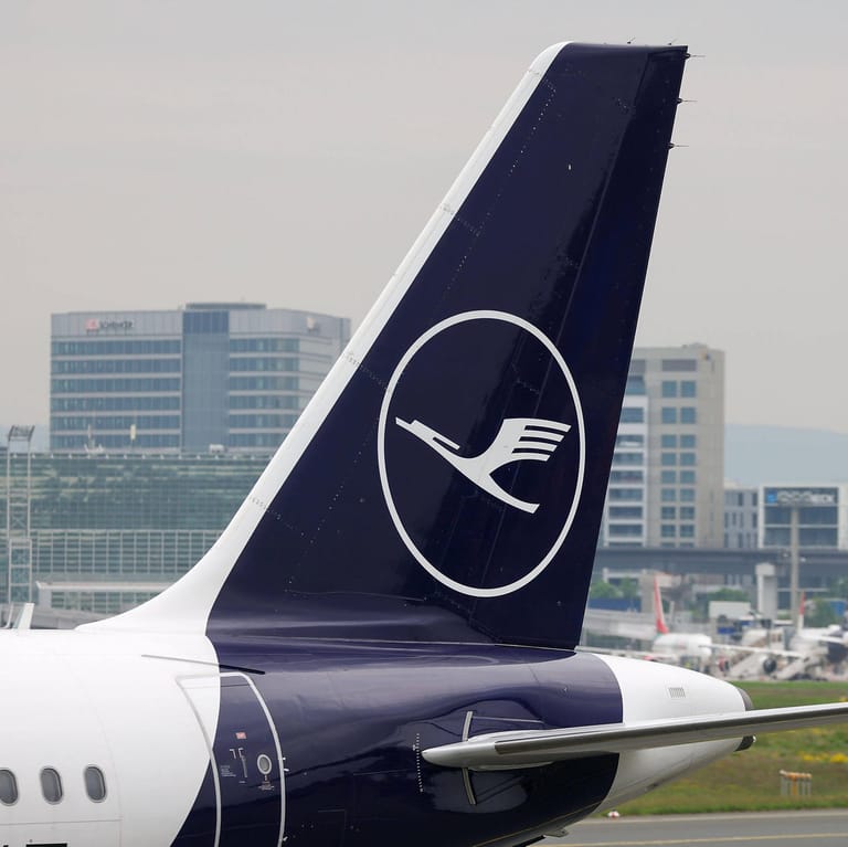 Lufthansa Flugzeug (Symbolbild): Den Wirtschaftsstabilisierungsfonds (WSF) der Bundesrepublik Deutschland hat Kühne als größten Anteilseigner abgelöst.