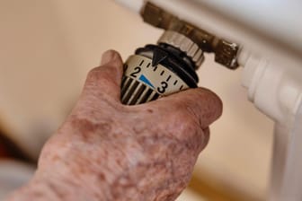 Eine Seniorin dreht am Thermostat der Heizung (Symbolbild): Der Vermieter Vonovia hat die Raumtemperatur nachts auf 17 Grad gesenkt.