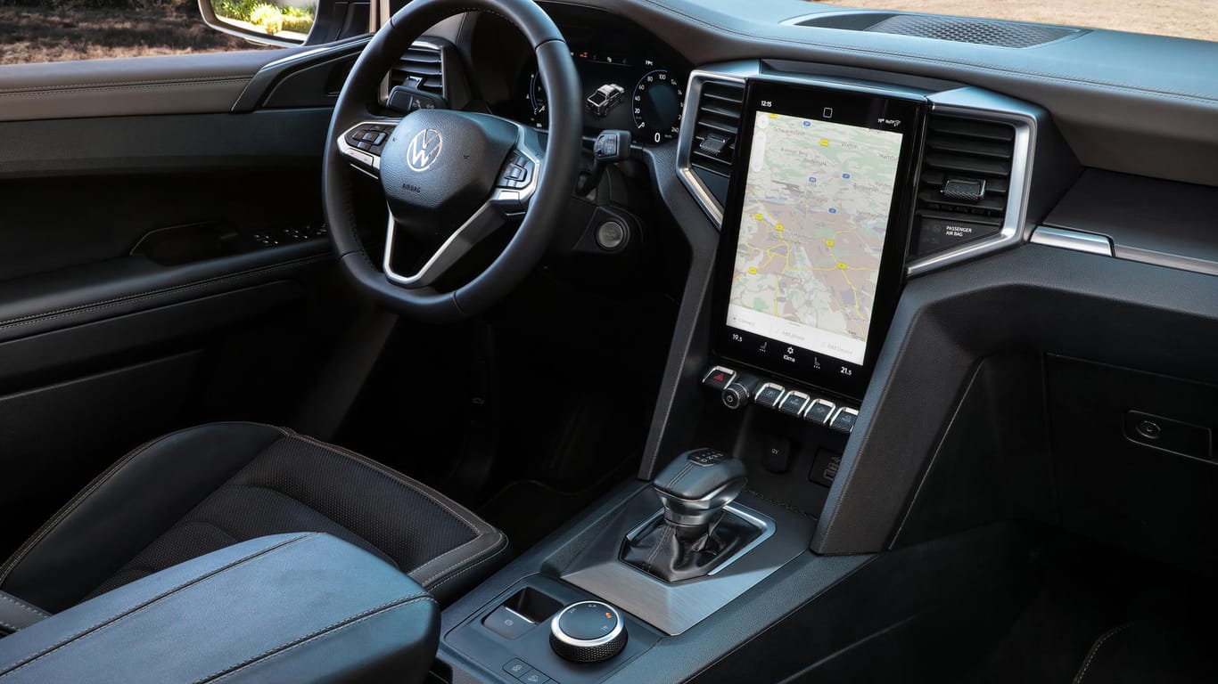 Digital trifft analog: Bei der Bedienung setzt VW auf einen Touchscreen im Hochformat und eine Kombination aus Touchflächen und echten Schaltern und Knöpfen.