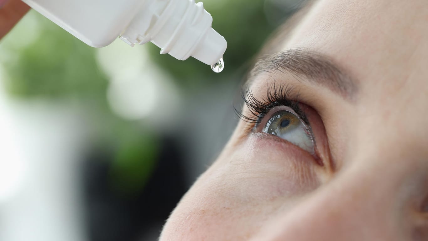 Augentropfen mit Euphrasia helfen bei Entzündungen und Reizungen im Auge.