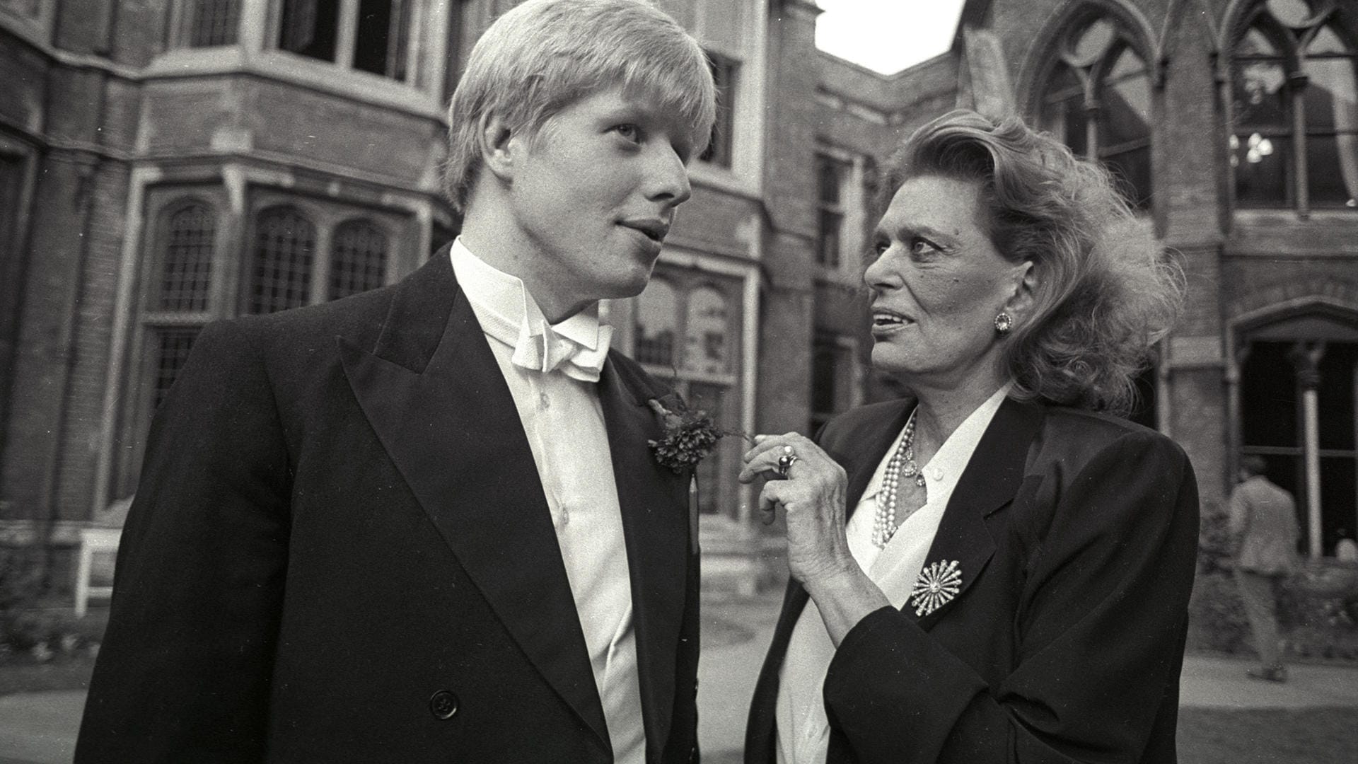 Boris Johnson im Jahr 1986 mit der griechischen Kulturministerin Melina Mercouri: Johnson wurde 1964 in New York City in den USA geboren. Während seiner Kindheit und Jugend lebte er in New York, London und Brüssel. Seine US-amerikanische Staatsbürgerschaft gab er 2016 ab.