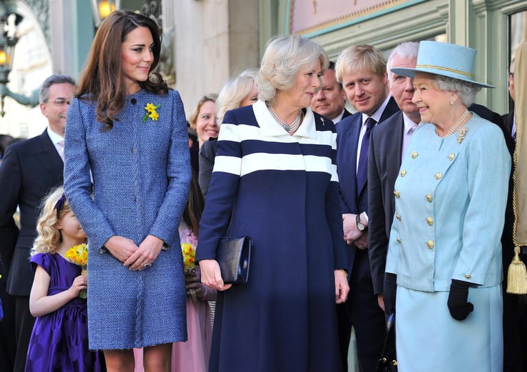 Johnson mit der Queen, Herzogin Camilla und Herzogin Kate im Jahr 2012: Er wird erneut zum Bürgermeister von London gewählt. Das Amt hat er bis 2016 inne.