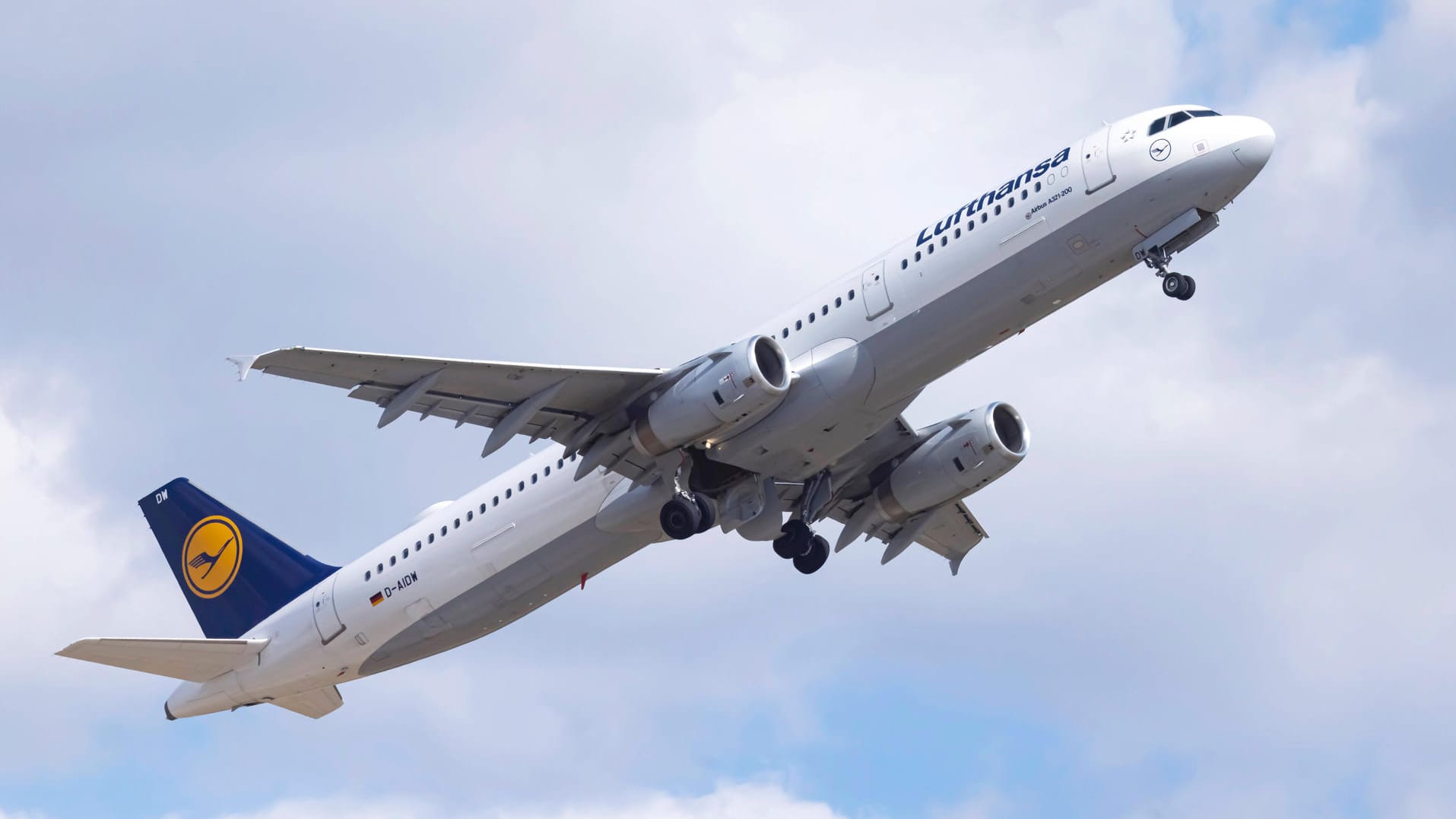 Flugzeug startet: Viele Lufthansa-Flieger bleiben dagegen bald am Boden. Flugzeug startet: Viele Lufthansa-Flieger bleiben dagegen bald am Boden.