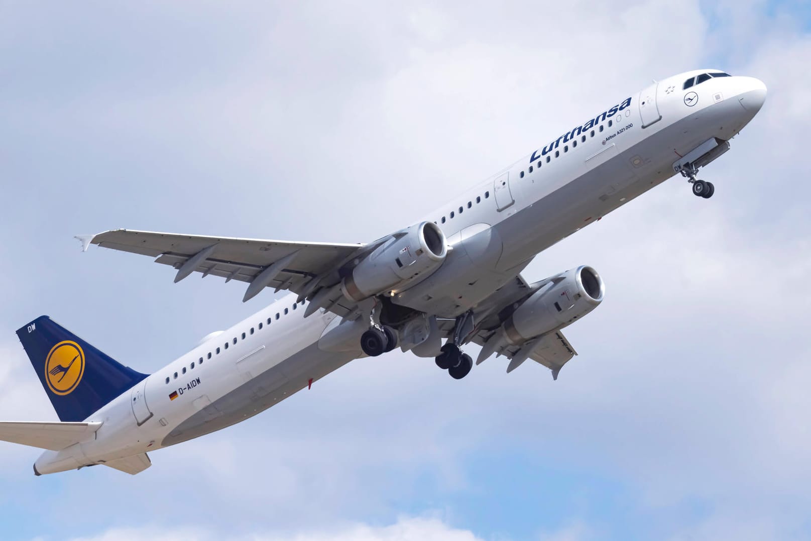 Flugzeug startet: Viele Lufthansa-Flieger bleiben dagegen bald am Boden. Flugzeug startet: Viele Lufthansa-Flieger bleiben dagegen bald am Boden.