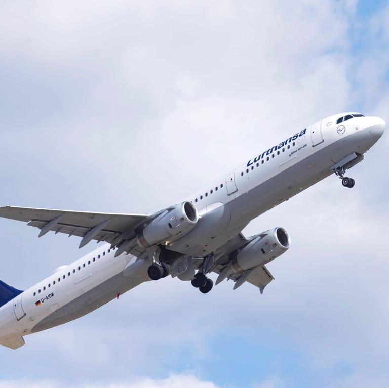 Flugzeug startet: Viele Lufthansa-Flieger bleiben dagegen bald am Boden.