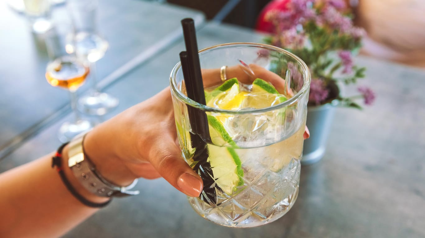 Gin Tonic: Damit der Longdrink durch die Eiswürfel nicht verwässert, sollten Sie nach dem Mixen nicht allzu lange mit dem Trinken warten.