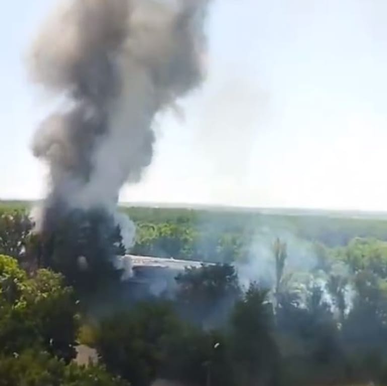 Diese Handyaufnahme soll ein brennendes russisches Waffenlager im Osten der Ukraine zeigen: Geht Putins Truppen bald die Munition aus?