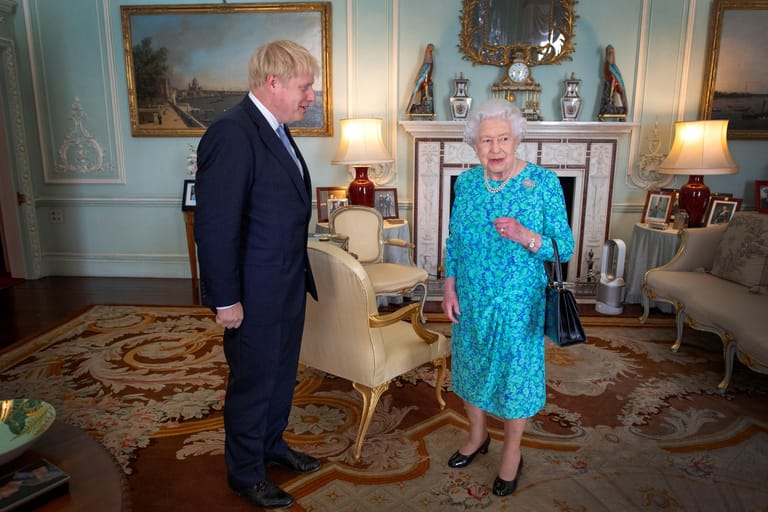 Nachdem die damalige Premierministerin Theresa May am 7. Juni 2019 ihren Rücktritt angekündigt hatte, bewarben sich Johnson und mehrere andere prominente Tory-Politiker um die Nachfolge. Johnson setzte sich durch. Nach Mays Rücktritt am 24. Juli 2019 ernannte Königin Elisabeth II. Johnson in seiner Funktion als Parteiführer der Mehrheitspartei im Unterhaus am selben Tag zum Premierminister.