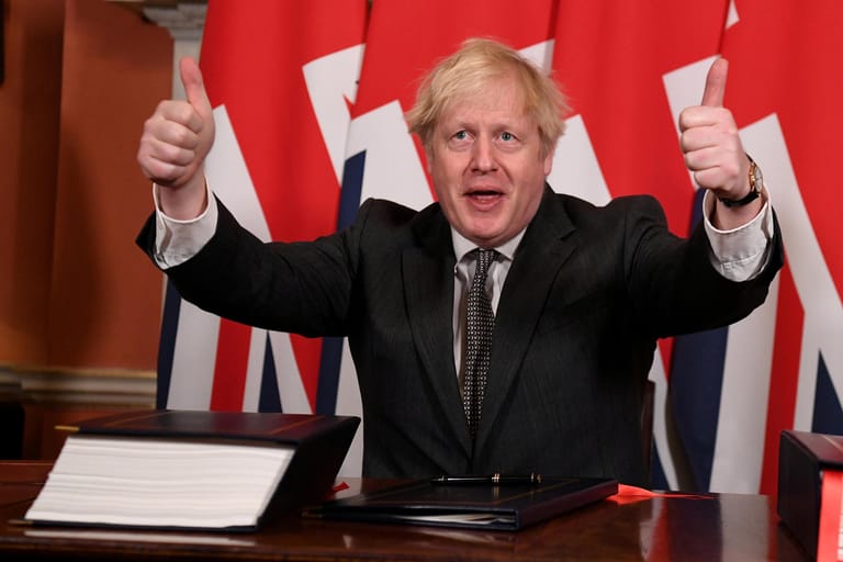 Dezember 2020: Premier Johnson unterzeichnet den Brexit-Deal. Großbritannien verlässt die EU. Dem Austritt waren mühsame, monatelange Verhandlungen vorausgegangen. Der Brexit stieß in der britischen Bevölkerung teils auf massive Kritik.