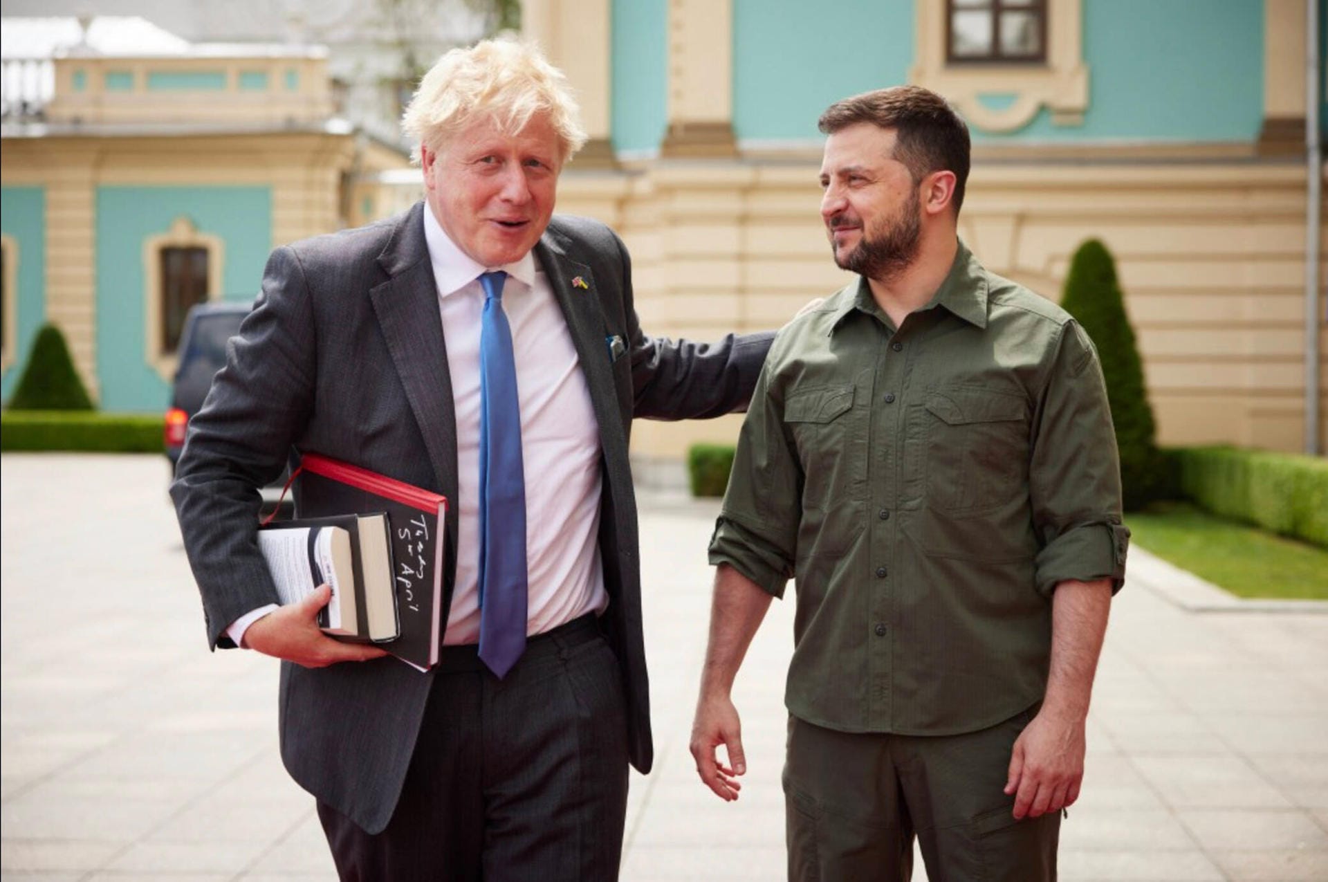 Juni 2022: Wegen des russischen Angriffskrieges gegen die Ukraine reiste Johnson nach Kiew. Der Premier galt als großer Unterstützer von Waffenlieferungen an das Kriegsland.