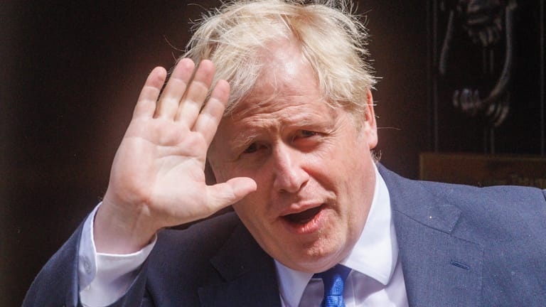 Boris Johnson: Seit 2019 war er britischer Premierminister. Nachdem der Druck auf ihn massiv gestiegen war, verkündete er seinen Rückzug als Parteichef. Bis ein neuer Regierungschef gefunden ist, will er im Amt bleiben. Ein Rückblick auf seine politische Laufbahn.