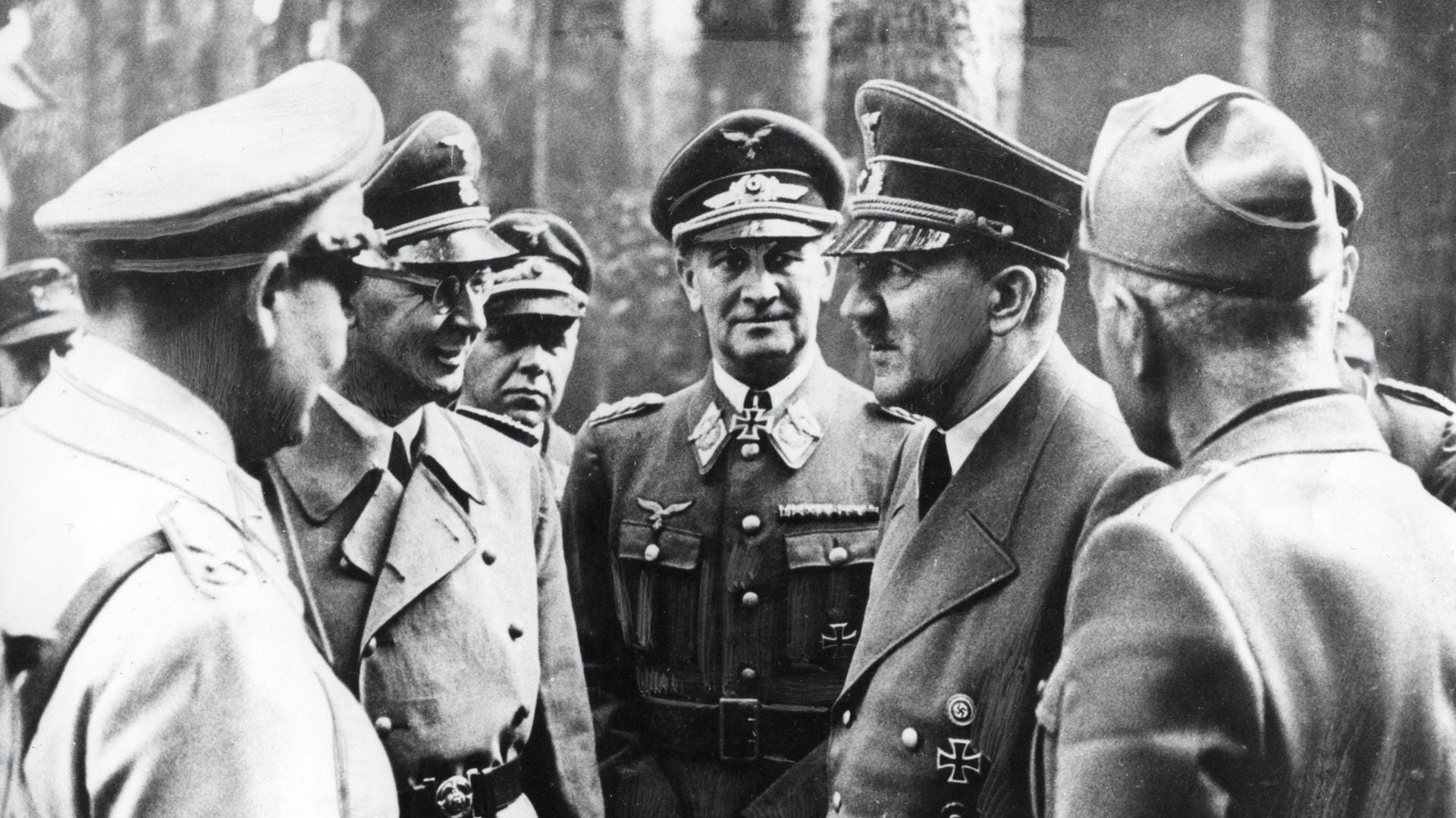 1944: Kurz nach dem Attentat traf Adolf Hitler den italienischen Faschistenführer Benito Mussolini (re.).