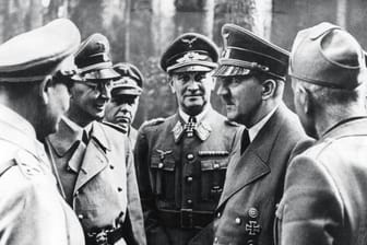 1944: Kurz nach dem Attentat traf Adolf Hitler den italienischen Faschistenführer Benito Mussolini (re.).