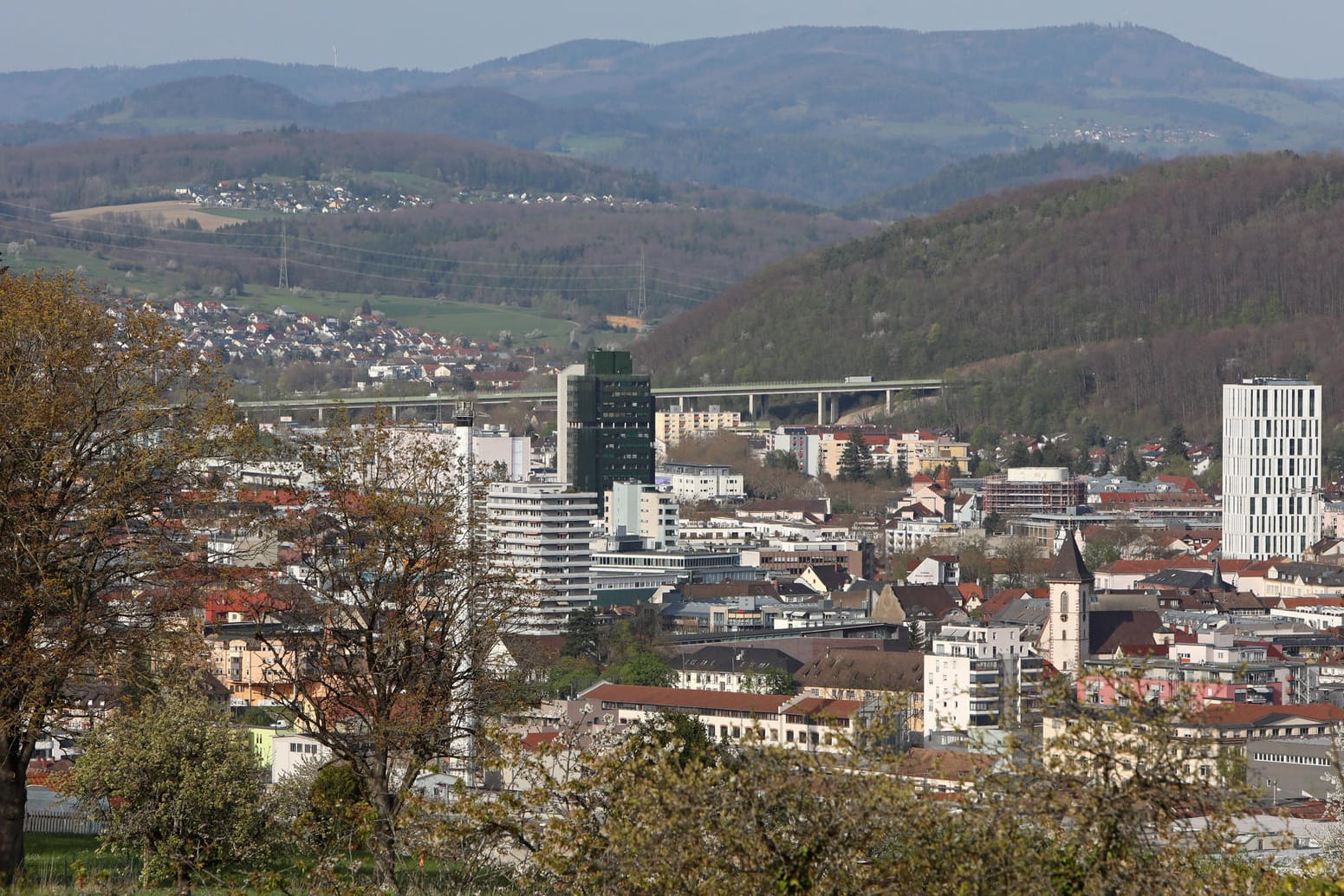 Blick auf die baden-württembergische Stadt Lörrach (Archiv): Ein Kind wurde durch ein Geschoss verletzt.