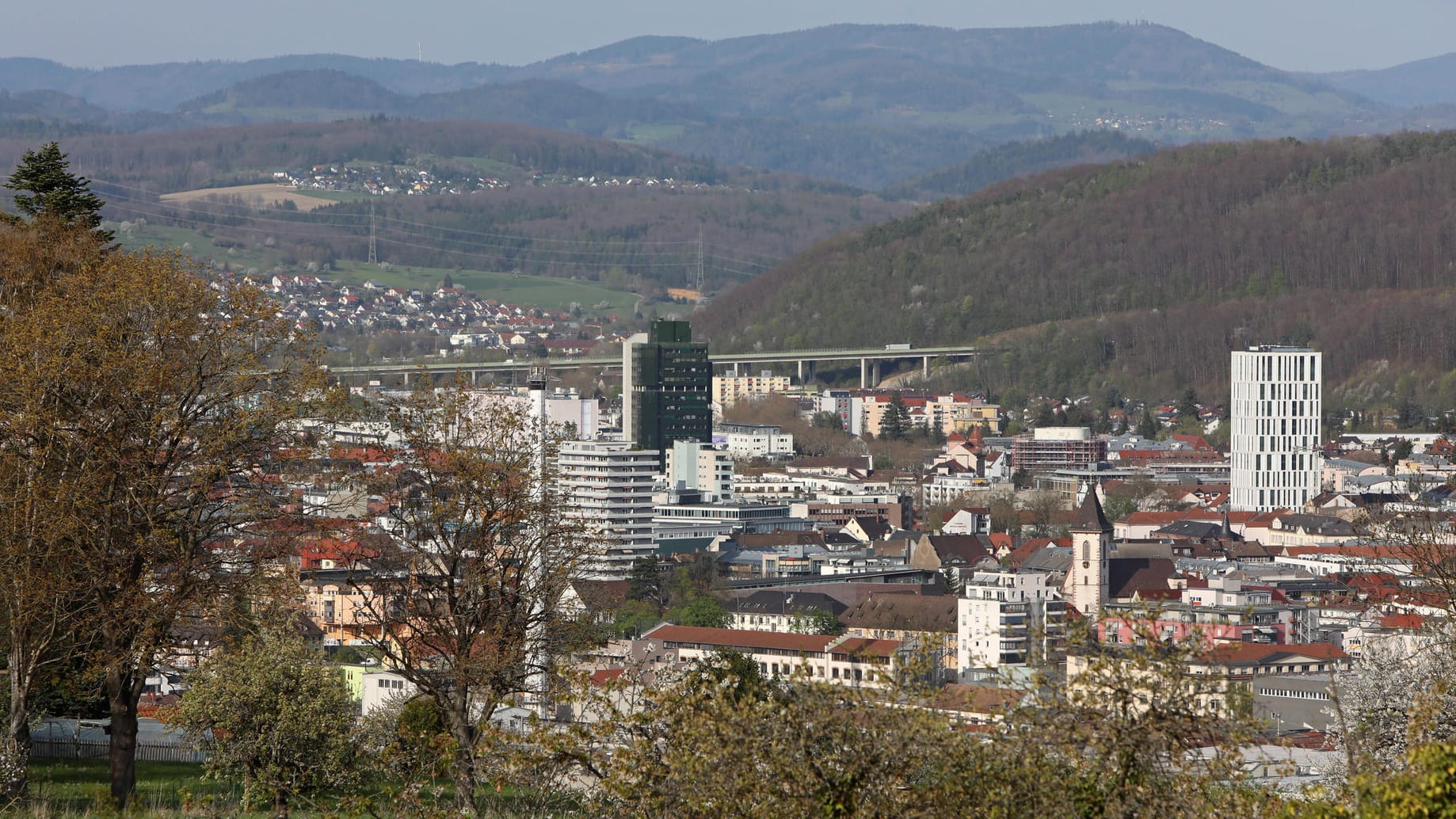 Blick auf die baden-württembergische Stadt Lörrach (Archiv): Ein Kind wurde durch ein Geschoss verletzt.